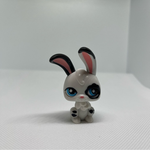 Littlest Pet Shop LPS White Bunny With Black Spots Moving Blue Eyes Hasbro 2006 - Picture 1 of 2